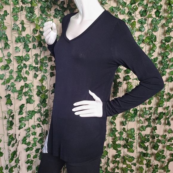 Tristan Women's Oversized Black White Stripes V-Neck Long Sleeves Top - Picture 2 of 13